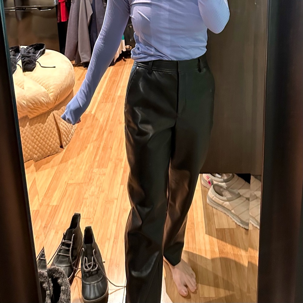 ARITZIA LEATHER PANTS LIKE NEW SIZE 6 PRICE NEGOTIABLE